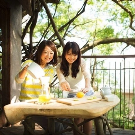 自然の中でピクニックを楽しむ女性