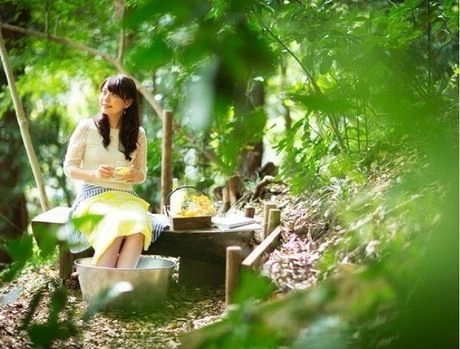 大自然の中で足湯をする女性