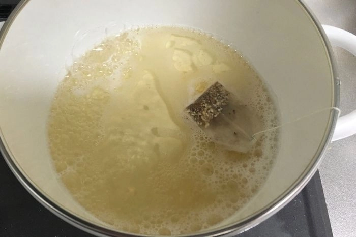 白ワインを鍋にかける様子