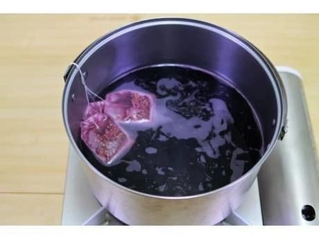 鍋にかけられた赤ワイン