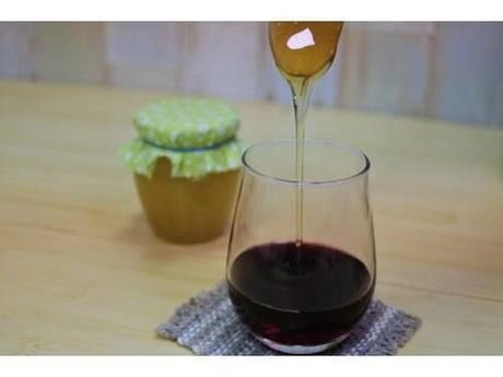 ホットワインにはちみつをいれる様子