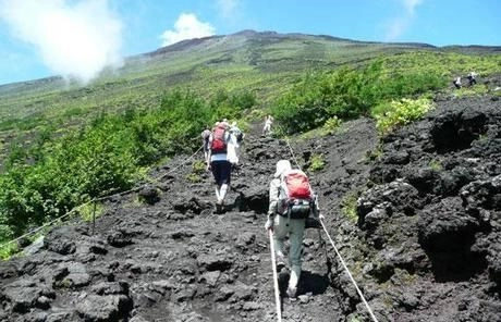 登山をする人々