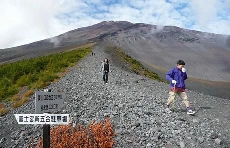 下山する人々の様子
