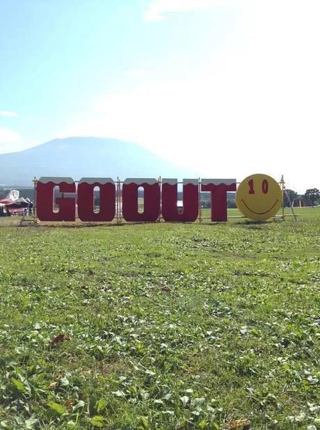 GO OUT の看板