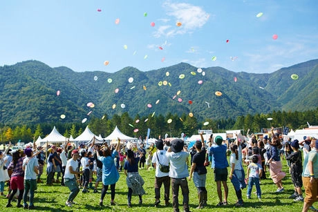 GO OUT CAMP のフリスビー Catch & Throwを楽しむ人々