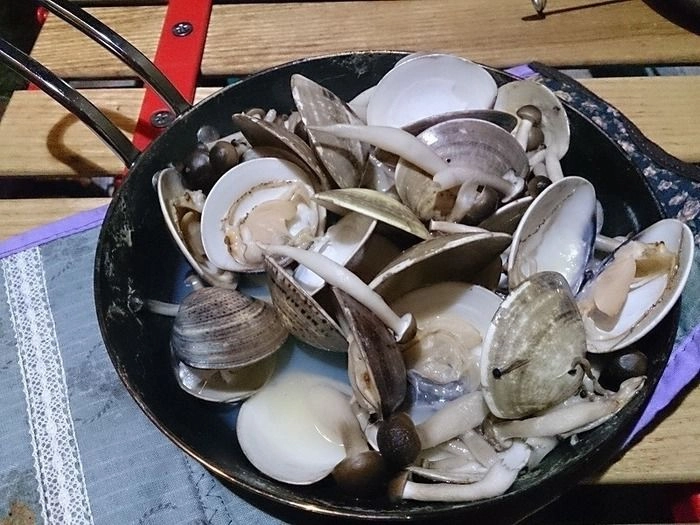 薪ストーブの上で作ったハマグリの酒蒸し