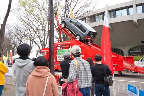 車が急な坂道を登る体験試乗の様子