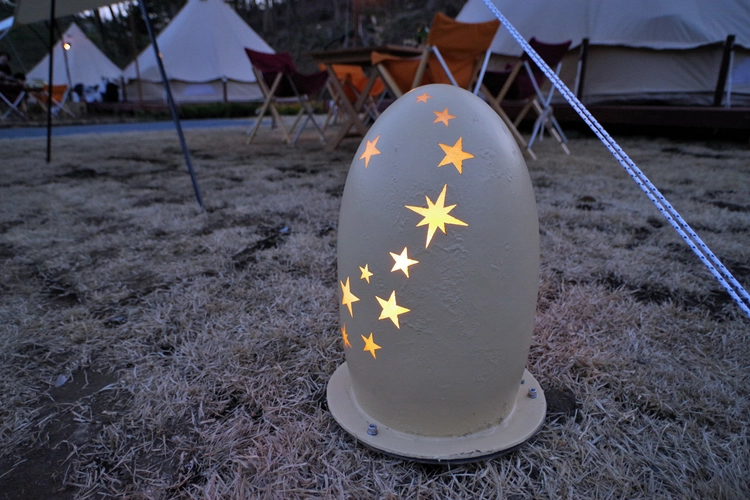 森と星空のキャンプヴィレッジの照明