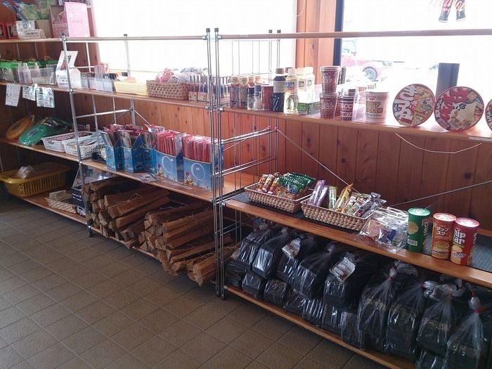 石岡市つくばねオートキャンプ場の管理棟内の売店の様子
