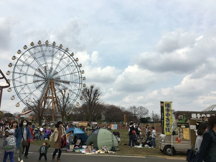 東武動物公園の遊園地にある広場です。