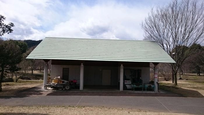 出会いの森総合公園オートキャンプ場のフリーサイト内のサニタリー棟