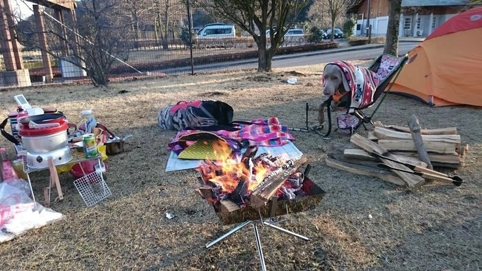 出会いの森オートキャンプ場で焚き火をする様子