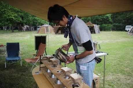 スノーピークカフェでハンドドリップしている様子