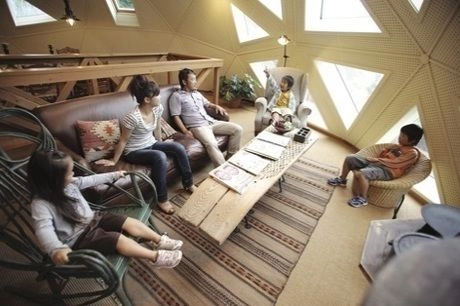 BESSの家でくつろぐ人々