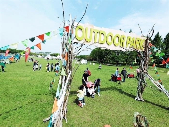 OUTDOOR PARKの入り口ゲート付近の人々