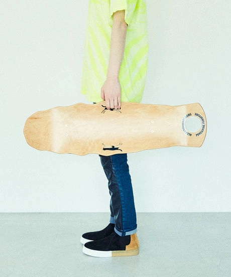 LEEPSAW SKATE WINGTABLEのてテーブルを持っている男性