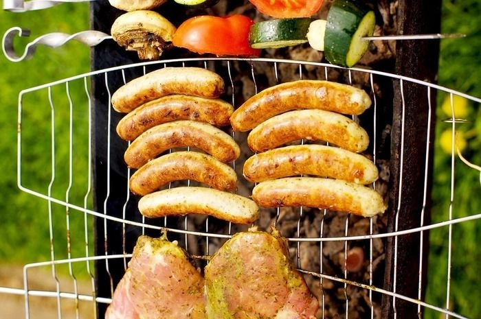 網の上で焼かれたソーセージソーセージ