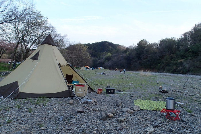 巾着田の川原に張られたテント