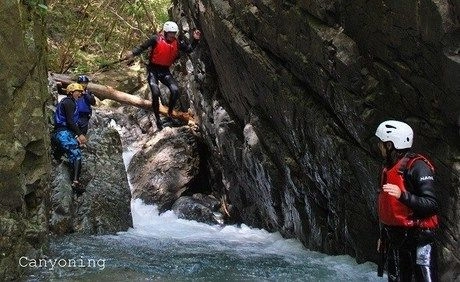 鬼怒川でキャニオニングをする人々