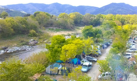長瀞オートキャンプ場、川沿いのオートキャンプサイト