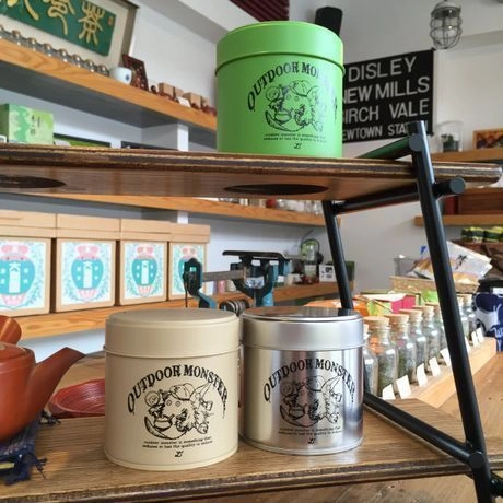 棚に飾られたTEABOY茶缶