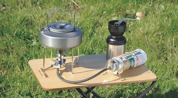 机に置かれたユニフレームのシングルバーナー