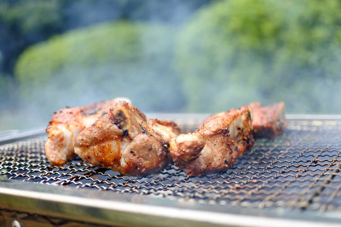 バーネキューで肉を焼く様子
