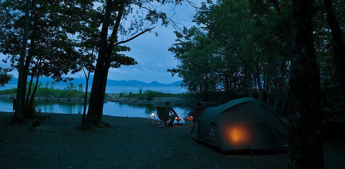 夕暮れ時のスノーピークのテントと海