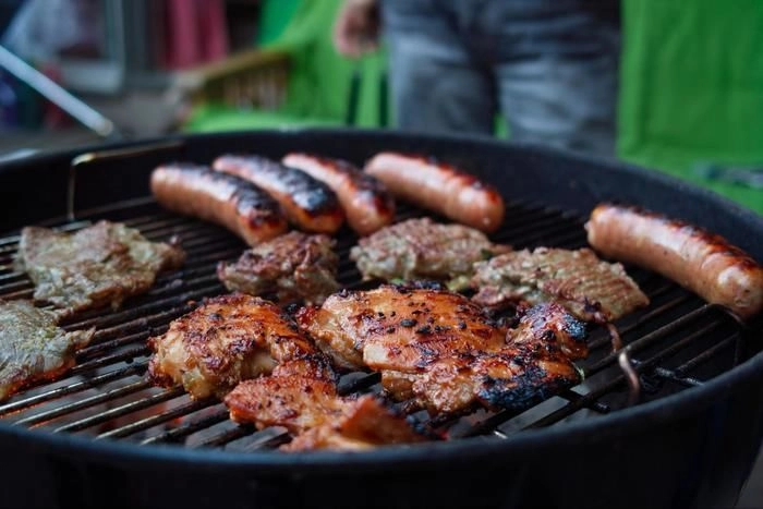 バーベキューグリルで焼かれたお肉