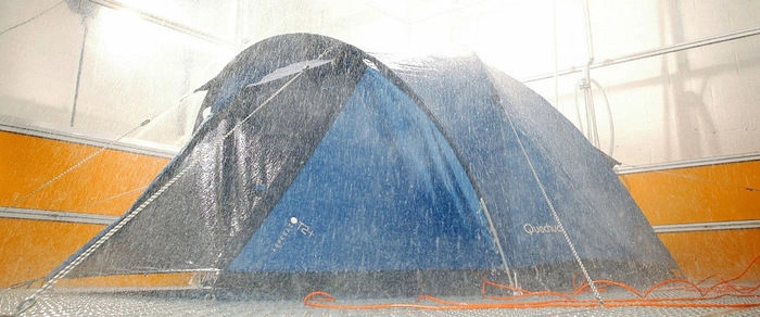 豪雨を浴びるケシュアのテント