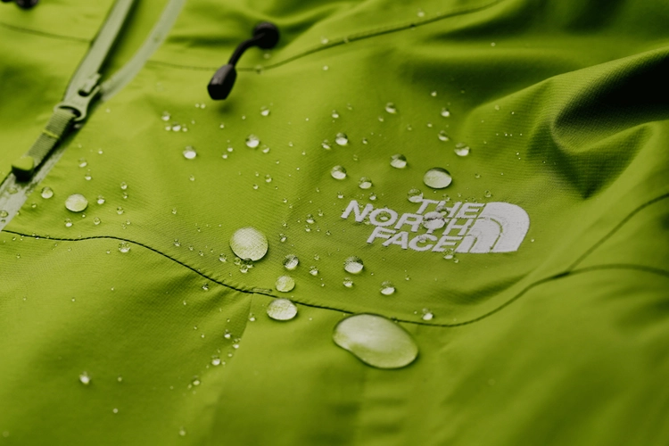 薄くても大丈夫 ザ ノースフェイスのドットショットジャケットのメリットからデメリットまで徹底紹介 キャンプ アウトドア情報メディアhinata