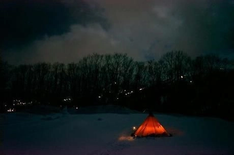 夜の白馬どんぐり村キャンプ場に設置されたテント