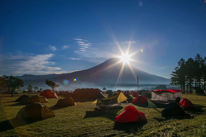 朝日が昇る富士山