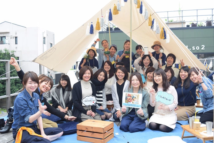 週末おそとランチ会に集まる女性
