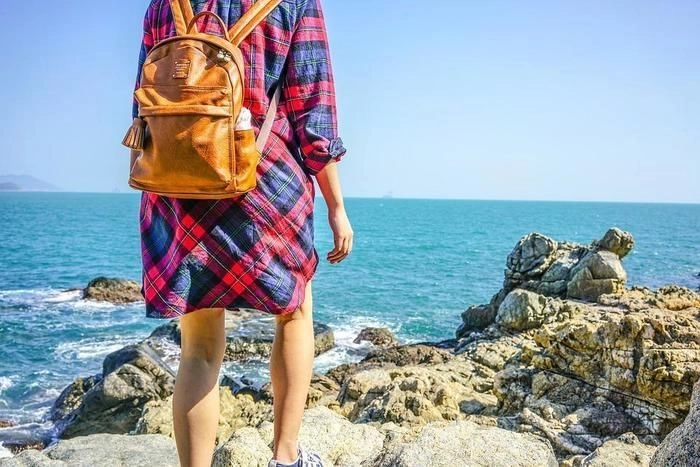 ヘリーハンセンのリュックを背負う女性