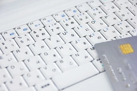 パソコンのキーボードとクレジットカード