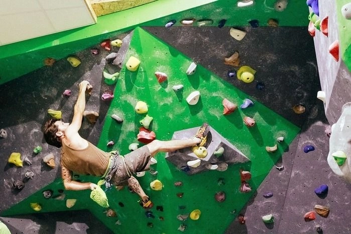 スポーツクライミングをする男性