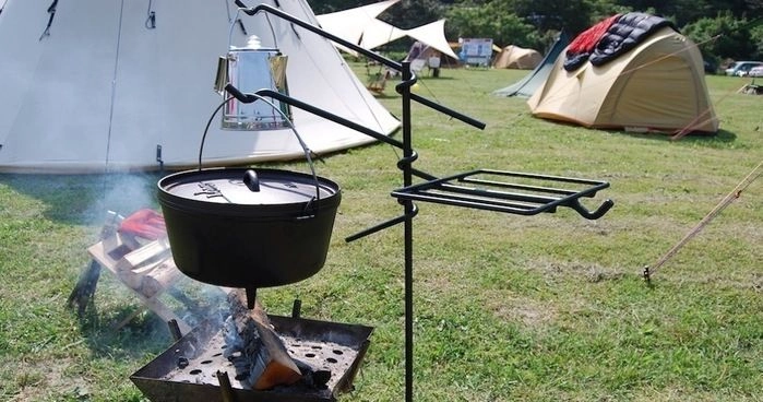 キャンプマニアの焚き火ハンガーで 焚き火スト に 無駄のないデザインがカッコイイ 2ページ目 キャンプ アウトドア情報メディアhinata