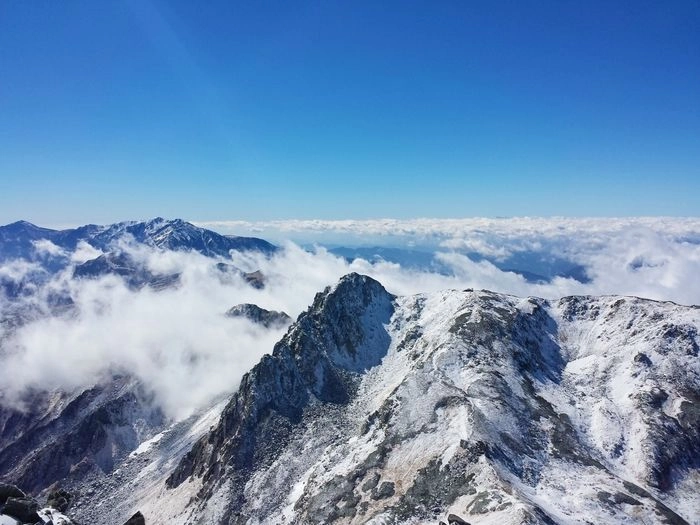 険しい雪山