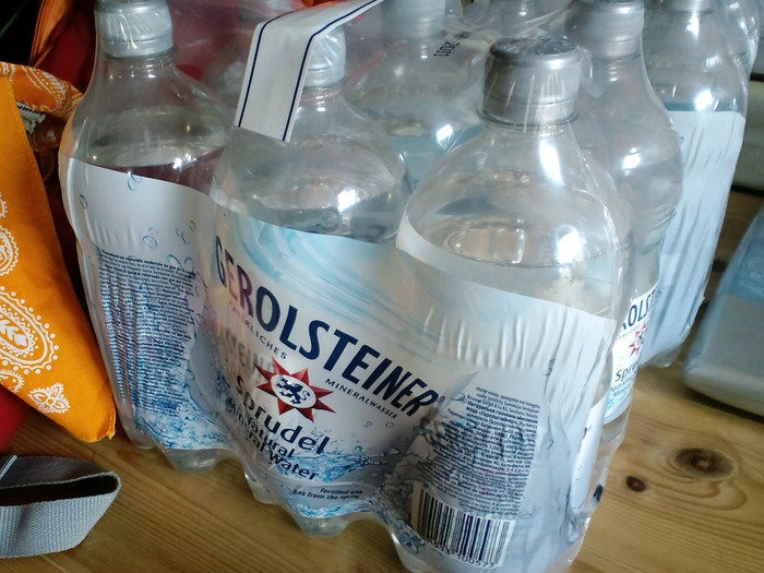 ペットボトルの水