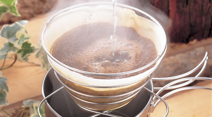 コーヒーを淹れている様子