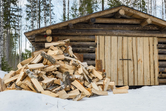小屋の前に積まれた大量の薪