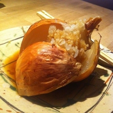魚網グリルで焼かれた皮付きまるごと玉葱のグリル