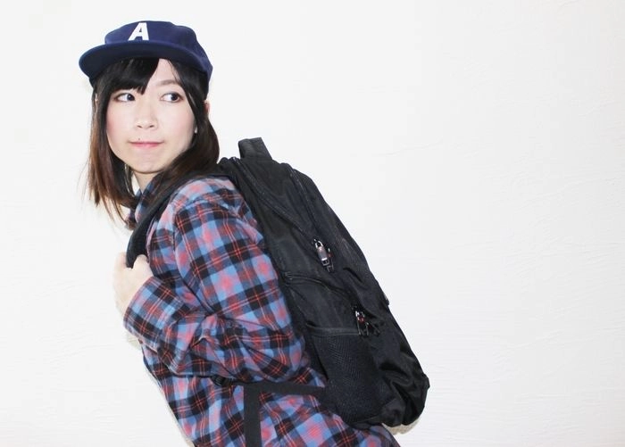 アウトドアリュックを背負った女性