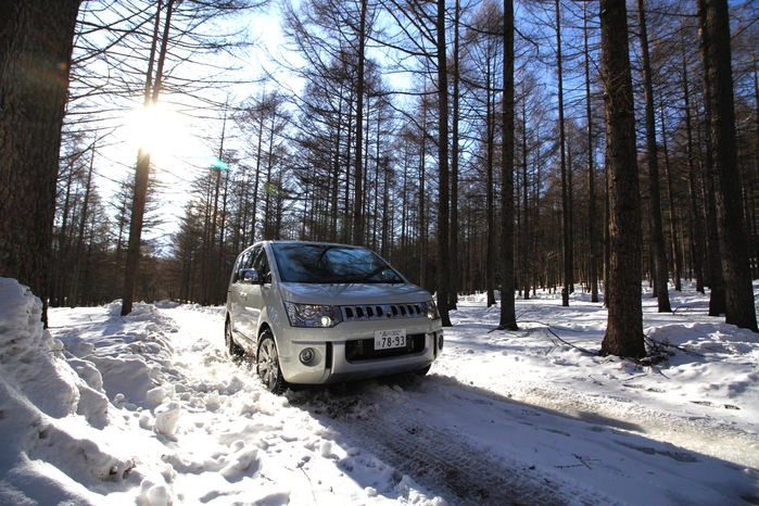 雪山を走るパジェロ