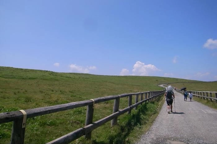 美ヶ原の山道を下る人