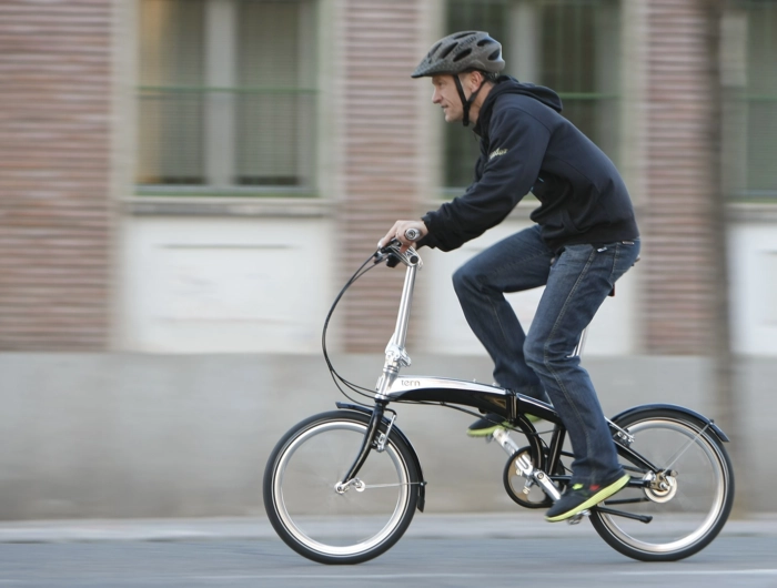道路上を自転車で走る男性