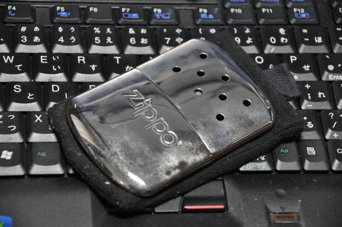 キーボードの上に置かれたハクキンカイロ