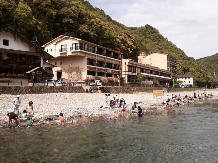 和歌山の川湯温泉仙人風呂に入る人々