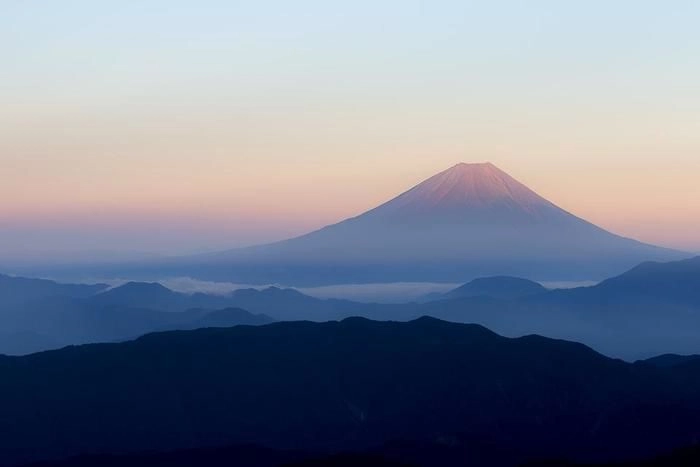 夕日に照らされる富士山
